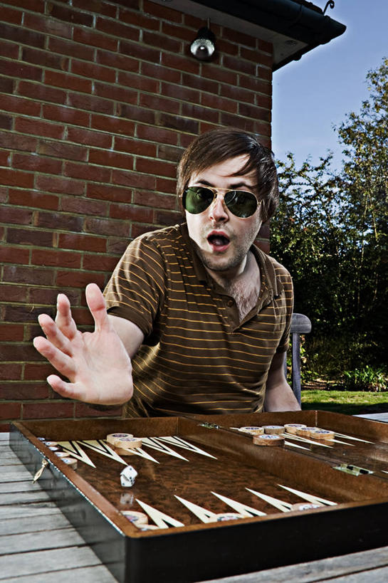 西方人,成年人,一个人,坐,竖图,室外,白天,游戏,运气,英国,欧洲,美国,欧洲人,仅一个男性,仅一个人,条纹,骰子,墙,玩,T恤,休闲装,娱乐,砖墙,刺激,树,仅一个年轻男性,衣服,太阳镜,张嘴,休闲,乐趣,翻滚,摄影,活动,北美,北美洲,享乐,发泄,消遣,智力,北欧,肖像,美洲,张大嘴巴,双陆棋,北卡罗来纳州,北亚美利加洲,亚美利加洲,宣泄,北卡罗来纳,焦油脚根之州,黑油鞋根之州,老北州,式样,男人,男性,年轻男性,白种人,年轻人,张开嘴,休闲活动,玩耍,嬉戏,半身,美利坚合众国,吉尔福德郡