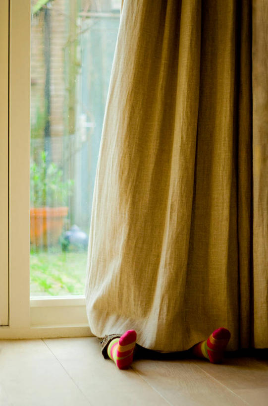 腿,一个人,竖图,室内,白天,窗帘,荷兰,装饰物,乐趣,童年,人体,摄影,享乐,捉迷藏,恶作剧,四肢,月,幼儿