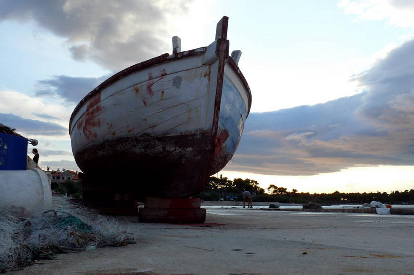 无人,横图,室外,白天,船,克罗地亚,废弃,停靠,沙子,自然,运输,摄影,报废,环境,停止,废物,停泊,丢弃,暂停,搁浅,放弃,抛弃,停滞,巴尔干,摈弃,达尔马提亚,布拉奇岛,海港,屏弃,摈斥,摒除