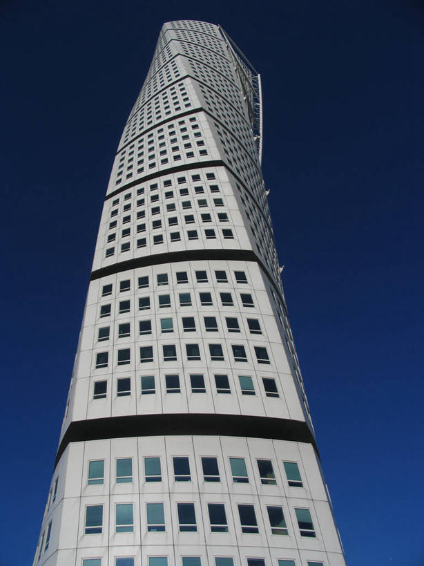 无人,竖图,室外,白天,仰视,城市,建筑,摩天大楼,瑞典,塔,天空,地标建筑,办公大楼,摄影,斯堪狄纳维亚半岛,万里无云,马尔默,低角度拍摄,旅行