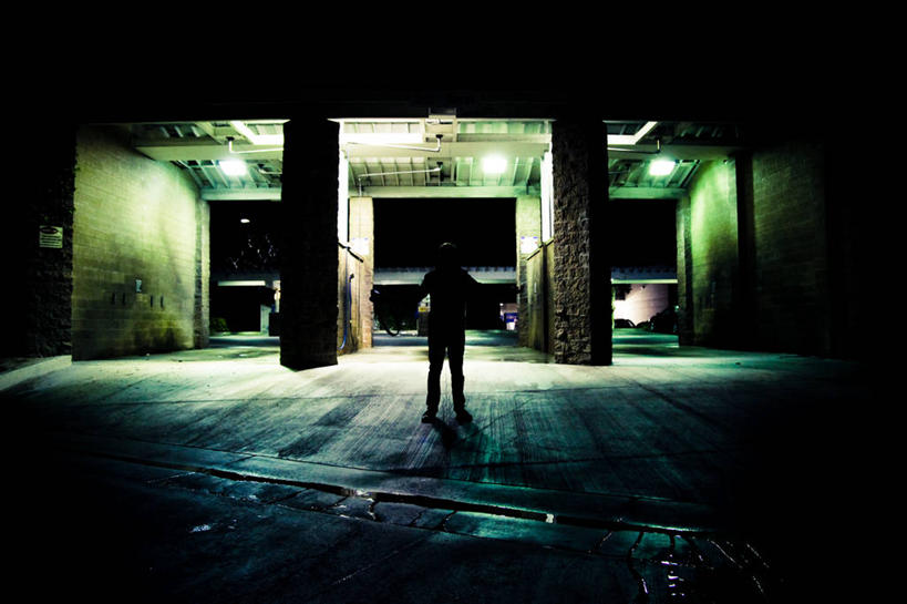 成年人,一个人,站,横图,室外,夜晚,建筑,汽车,美国,仅一个男性,机动车,光亮,运输,摄影,照亮,关爱,剪影,逆光,洗车房,清洗,洗涤,例行公事