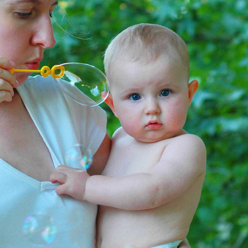 西方人,婴儿,儿童,成年人,脸,头,脸颊,两个人,家庭,父母,母亲,儿子,方图,室外,白天,纯洁,玩具,欧洲,美国,欧洲人,连接,拿着,休闲装,吹泡泡,吹气,肩膀,小孩,衣服,泡泡,温暖,温馨,一家人,可爱,童年,摄影,活泼,和睦,享乐,运送,宝宝,肖像,纯真,烂漫,无邪,伶俐,天真,男性,年轻女性,女人,白种人,孩子,年轻人,头部,脸部,脸蛋,面部,半身,融洽