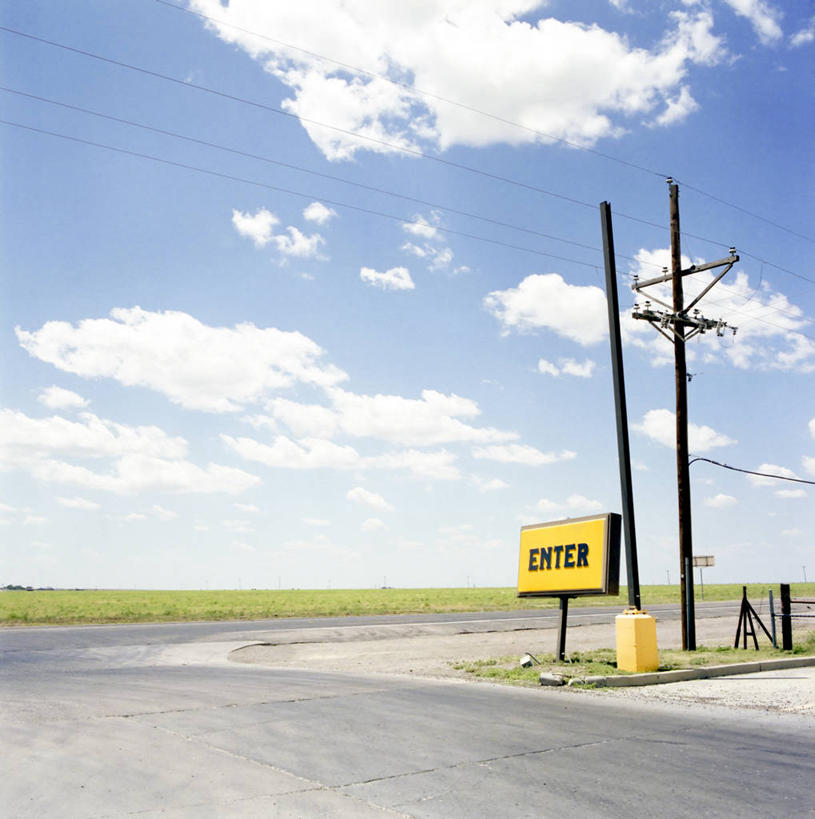 无人,竖图,室外,白天,路,指示牌,美国,入口,标志,文字,云,联系,标识,天空,摄影,加油站,指导,北美,北美洲,加利福尼亚,美洲,进口,北亚美利加洲,亚美利加洲,方向标,忠告,旅行,美利坚合众国,输电塔