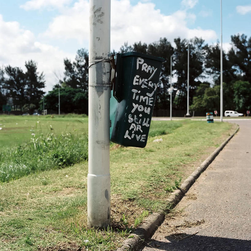 西方人,无人,方图,室外,白天,路,路灯,欧洲,非洲,南非,黑人,欧洲人,吊挂,悬挂,阴影,文字,路边,垃圾桶,挂,杆,草,摄影,英文字母,照明设备,循环利用,环境保护,阿非利加洲,南非共和国,夸祖鲁.纳塔尔省,想法,德班,非洲人,回收桶
