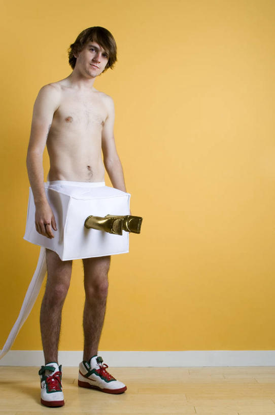 西方人,成年人,中年人,一个人,站,竖图,室内,欧洲,美国,欧洲人,仅一个男性,仅一个人,仅一个中年男性,电器,插座,联系,仅一个年轻男性,衣服,摄影,幽默,家用电器,肖像,插线板,拖线板,电源转换器,排插,男人,男性,年轻男性,中年男性,白种人,年轻人,接线板