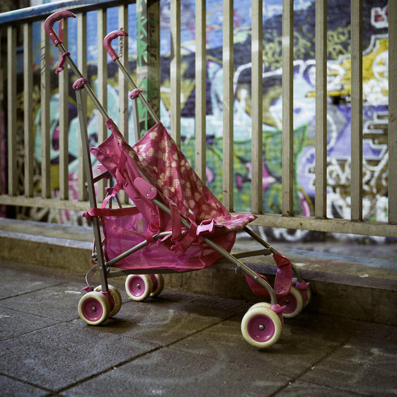 无人,栏杆,方图,室外,白天,英国,欧洲,伦敦,废弃,首都,破坏,破损,童年,运输,摄影,报废,损坏,废物,西欧,北欧,下降,丢弃,大不列颠,放弃,抛弃,大不列颠及北爱尔兰联合王国,大不列颠及爱尔兰联合王国,折叠童车,雾都,摈弃,树篱,涂鸦,屏弃,大不列颠王国,大英帝国,联合王国,日不落帝国,摈斥,摒除