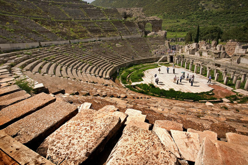 人群,舞台,站,横图,俯视,室外,白天,旅游,度假,建筑,欧洲,土耳其,亚洲,行人,游客,游人,许多人,历史,路人,旅客,废墟,台阶,地标建筑,一群人,摄影,考古学,中东,西亚,伊兹密尔,古代文明,圆形剧场,过客,高角度拍摄,旅行,艾菲索斯,土耳其共和国,爱琴海地区,过去