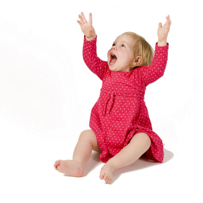 西方人,儿童,头发,一个人,坐,举,笑,方图,室内,白色背景,正面,婴儿服装,快乐,自由,幸福,纯洁,英国,欧洲,欧洲人,仅一个女性,仅一个人,小孩,衣服,红色,白色,看,托,向上看,张嘴,仅一个小孩,赤脚,金色,可爱,乐趣,童年,童趣,摄影,享乐,北欧,肖像,张大嘴巴,童真,烂漫,无邪,无忧无虑,天真,女孩,女人,女性,白种人,孩子,张开嘴,举起,举手,举着,向上举,向上伸,向上托,影棚拍摄,短发,女生,连身衣