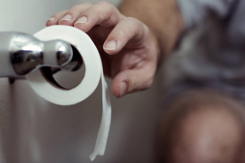 手,一个人,横图,室内,特写,浴室,美国,人体,摄影,卫生纸,部分,卫生,便利,德克萨斯,卷纸架