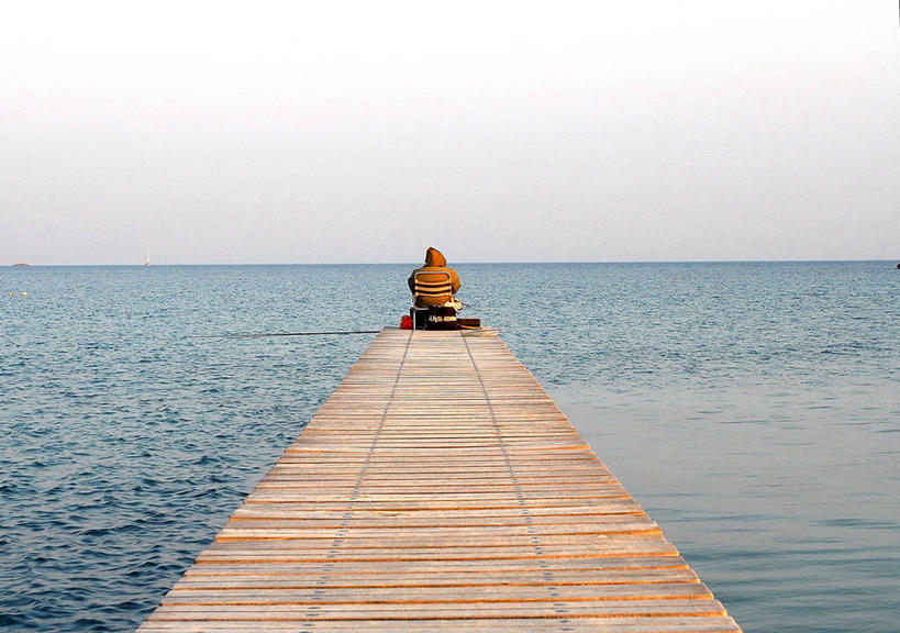 一个人,码头,坐,横图,室外,白天,海洋,水,椅子,意大利,地平线,水平线,休闲装,座位,背面,衣服,天空,看,思考,放松,摄影,南欧,意大利文化,托斯卡纳区,万里无云,厄尔巴岛,半身,旅行,风帽,独处,利禾奴