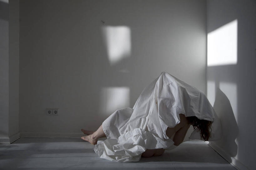 成年人,中年人,一个人,横图,室内,白天,窗户,日光,德国,仅一个女性,仅一个人,床单,首都,床上用品,柏林,仅一个中年女性,赤脚,摄影,落下,幽默,不幸,问题,中欧,女人,女性,中年女性