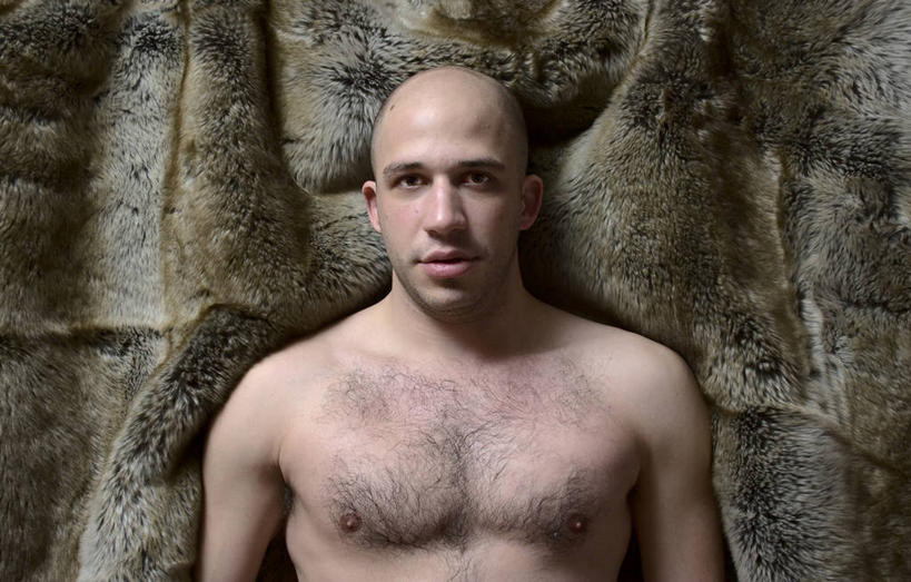 成年人,脸,头,脸颊,秃头,一个人,横图,室内,特写,正面,信心,纺织品,美国,仅一个年轻女性,仅一个女性,仅一个人,裸露,肩膀,靠,靠着,力量,摄影,毛皮,肖像,裸,康涅狄格州,新英格兰,年轻女性,女人,女性,年轻人,头部,发型,光头,无发,脸部,脸蛋,面部,态度