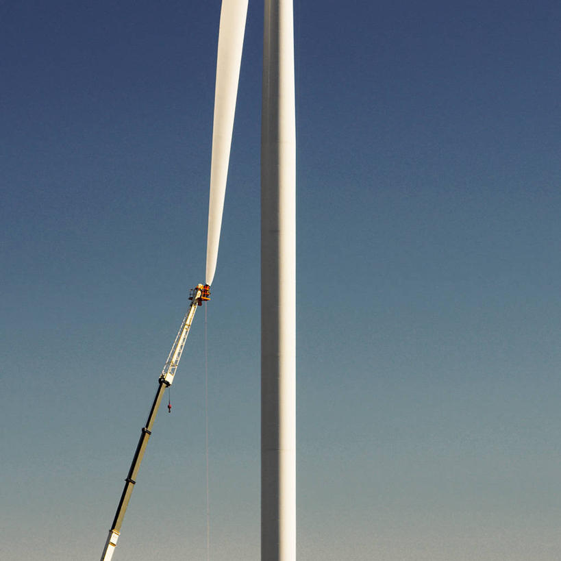 一个人,方图,室外,白天,仰视,风险,技术,建筑,加拿大,准备,朦胧,模糊,设备,吊车,施工,交通工具,职业,机械,起重机,摄影,吊机,修理,工程,关爱,载具,涡轮,勇气,工作车,施工车,汽车吊,安大略省,风轮机,低角度拍摄