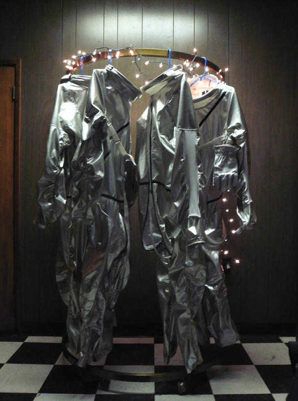 无人,竖图,室内,特写,照明,美国,吊挂,悬挂,装饰,彩灯,支架,灯光,光亮,挂,架子,灯,灯具,摄影,花灯,保护,照亮,北美,北美洲,太空服,照明设备,房地产,美洲,圣诞灯,俄勒冈州,保护服,波特兰,北亚美利加洲,亚美利加洲,衣帽架,美利坚合众国,空间探索