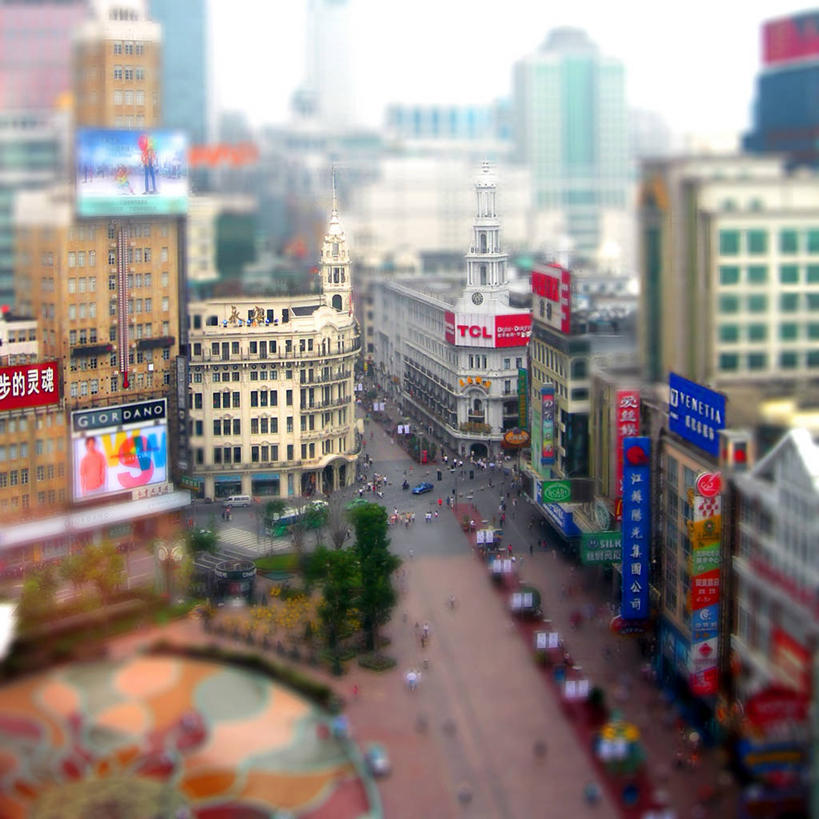 人群,方图,俯视,室外,白天,购物,度假,消费,美景,天际线,城市风光,城市,建筑,摩天大楼,指示牌,上海,朦胧,模糊,标志,文字,景观,许多人,娱乐,标识,南京路,一群人,享受,休闲,办公大楼,景色,放松,零售,摄影,高角度拍摄,旅行