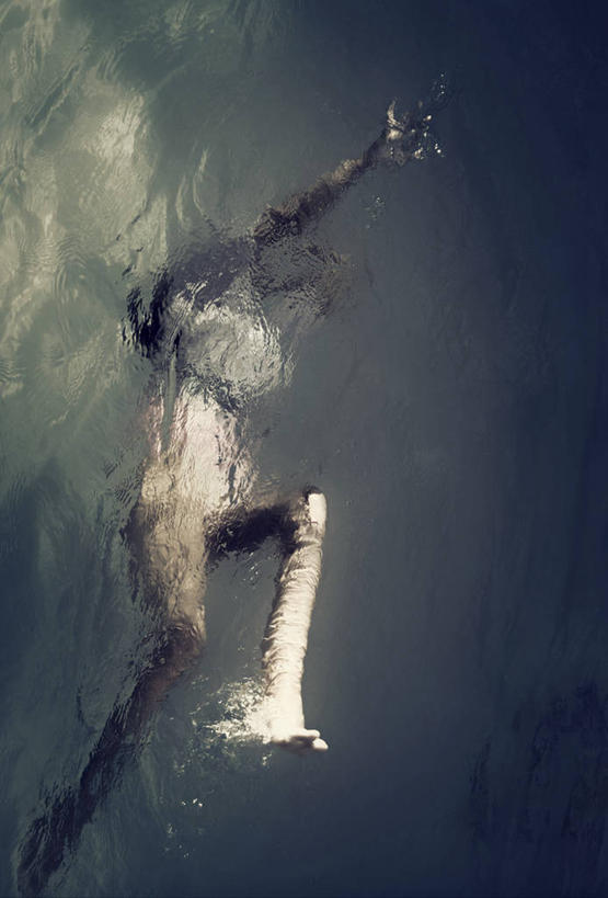 游泳,手,腿,一个人,竖图,俯视,室外,白天,水,美国,伸手,人体,摄影,奋斗,不幸,努力,四肢,高角度拍摄,独处