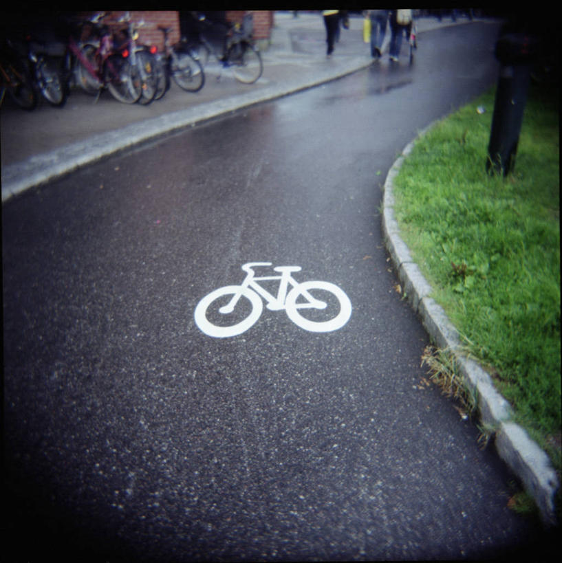 竖图,俯视,室外,白天,通讯,路,自行车,挪威,标志,符号,路标,人行道,小路,草,运输,摄影,消息,斯堪狄纳维亚半岛,高角度拍摄,旅行,单行道,克里斯蒂安桑,晕影,自行车道