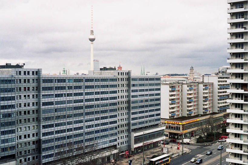 无人,横图,室外,白天,城市,建筑,街道,汽车,德国,云,机动车,首都,柏林,天空,地标建筑,办公大楼,运输,摄影,德国文化,中欧,无线电通信塔,柏林电视塔,亚历山大广场,旅行