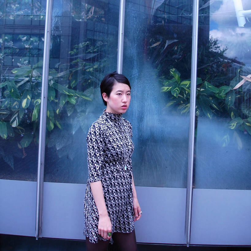 成年人,一个人,站,方图,室外,白天,植物,窗户,落地窗,橱窗,建筑,英国,欧洲,伦敦,仅一个年轻女性,仅一个女性,仅一个人,透明,反射,首都,休闲装,玻璃窗,衣服,看,思考,摄影,生活方式,西欧,北欧,大不列颠,玻璃橱窗,大不列颠及北爱尔兰联合王国,大不列颠及爱尔兰联合王国,雾都,年轻女性,女人,女性,年轻人,半身,大不列颠王国,大英帝国,联合王国,日不落帝国,朝鲜族