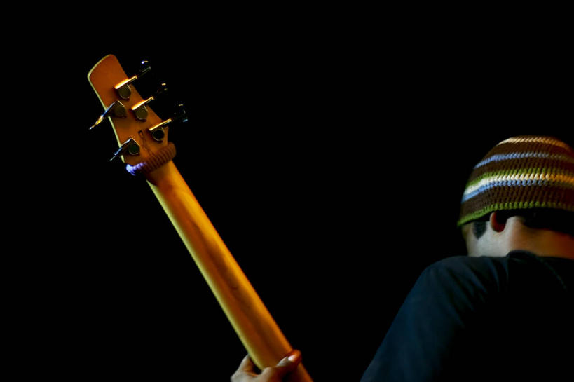 成年人,脸,头,脸颊,一个人,站,横图,室外,特写,夜晚,时尚,夜生活,印度,仅一个男性,表演,朦胧,模糊,低音吉他,电吉他,音乐,拿着,休闲装,漂亮,肩膀,背面,衣服,摄影,时髦,吉他手,音乐人,时兴,马哈拉施特拉邦,浦那,印度次大陆,头部,脸部,脸蛋,面部