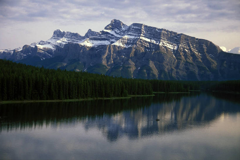 渔夫,横图,室外,湖,美景,山,雪山,加拿大,反射,景观,山顶,渔船,草,风景,天空,自然,黄昏,景色,摄影,宁静,环境,国家公园,自然风光,班夫国家公园,加拿大落基山脉,亚伯达,班夫,旅行,独处