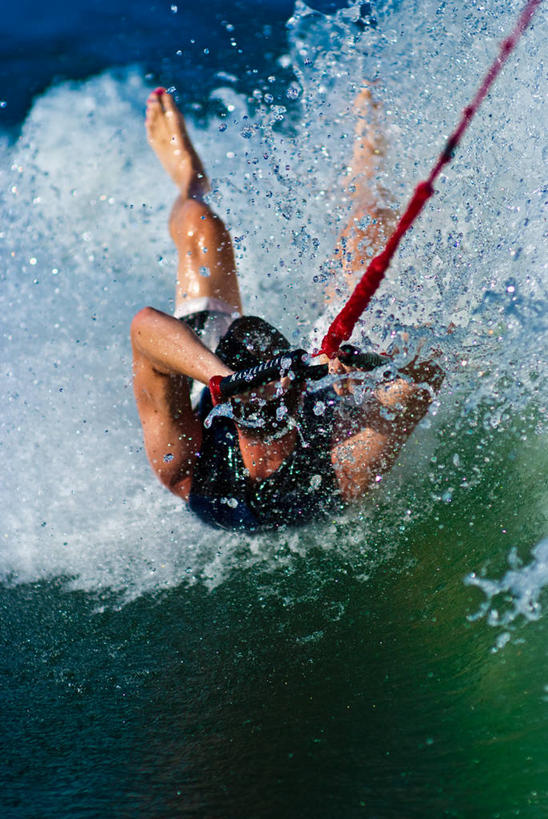 西方人,成年人,一个人,竖图,俯视,室外,白天,运动,海洋,水,欧洲,美国,欧洲人,仅一个男性,溅,拿着,绳子,摄影,动作,滑水运动,冒险,白种人,休闲活动,高角度拍摄