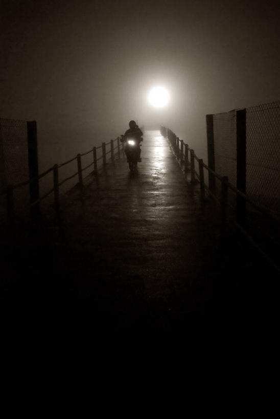 一个人,栏杆,竖图,室外,夜晚,旅途,雾,摩托车,巴西,朦胧,模糊,月亮,满月,桥,机动车,联系,骑车,南美,运输,摄影