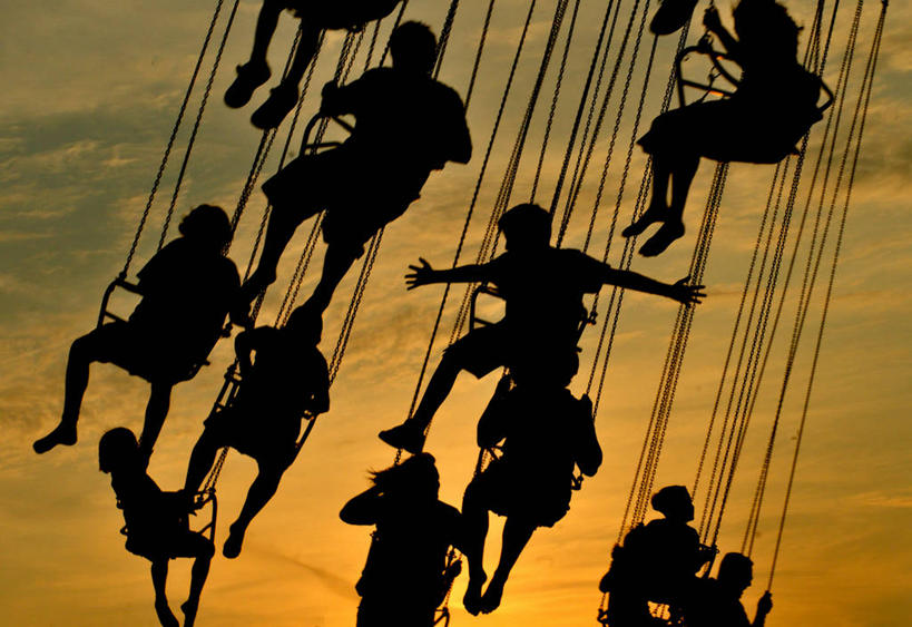 人群,游乐园,坐,横图,室外,游戏,加拿大,狂欢节,朦胧,模糊,光亮,玩,娱乐,天空,黄昏,荡秋千,靠,靠着,休闲,乐趣,摄影,游乐设施,活动,照亮,享乐,发泄,消遣,智力,剪影,逆光,多伦多,宣泄,游艺设施,安大略省,旋转秋千,休闲活动,玩耍,嬉戏,旅行