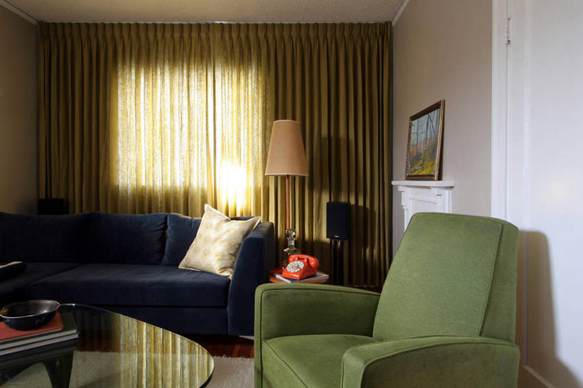 无人,横图,室内,白天,通讯,复古,窗帘,沙发,椅子,相框,加拿大,反射,床上用品,座位,灯,画框,装饰物,枕头,摄影,怀旧,起居室,扶手椅,卡尔加里,亚伯达,电话机,座机