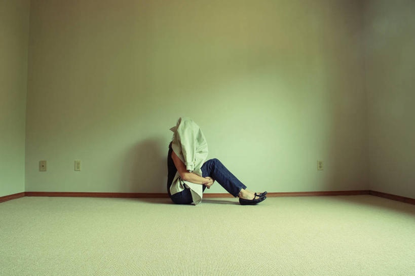 成年人,一个人,坐,横图,室内,白天,侧面,神秘,加拿大,仅一个女性,覆盖,休闲装,外套,衣服,摄影,保护,卡尔加里,亚伯达