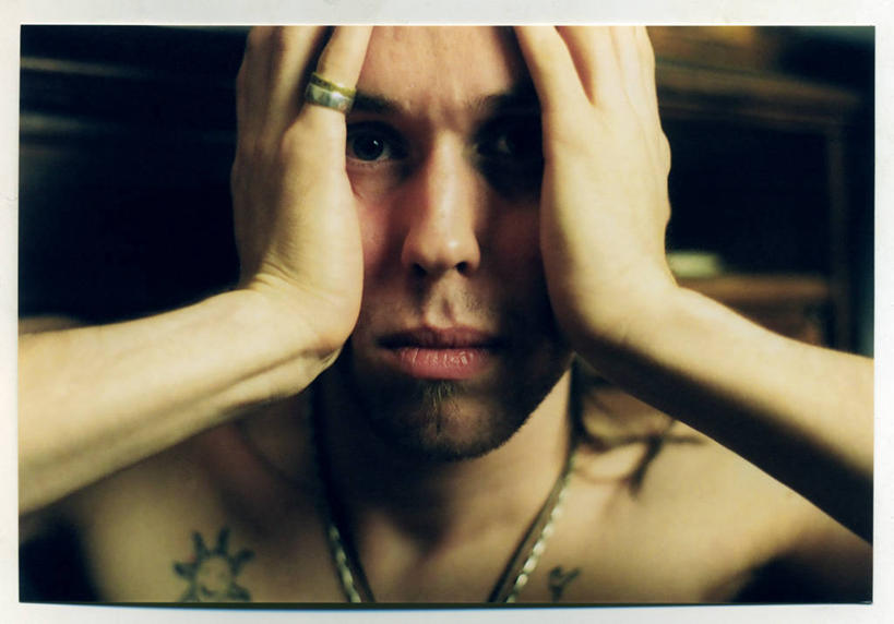 西方人,成年人,脸,头,脸颊,一个人,横图,室内,正面,项链,珠宝,欧洲,俄罗斯,欧洲人,仅一个男性,仅一个人,拿着,托腮,肩膀,仅一个年轻男性,衣服,戒指,压力,摄影,肖像,问题,圣彼得堡,挫败,男人,男性,年轻男性,白种人,年轻人,头部,脸部,脸蛋,面部,俄罗斯人,白色人种,高加索人种,欧罗巴人种