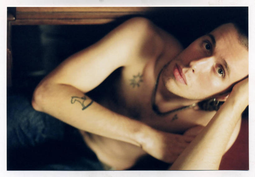 西方人,成年人,一个人,坐,横图,俯视,室内,信心,欧洲,俄罗斯,欧洲人,仅一个男性,仅一个人,裸露,纹身,仅一个年轻男性,放松,压力,摄影,肖像,裸,圣彼得堡,挫败,男人,男性,年轻男性,白种人,年轻人,半身,高角度拍摄,俄罗斯人,白色人种,高加索人种,欧罗巴人种