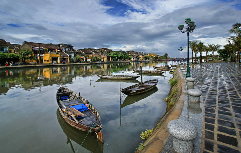 无人,横图,室外,白天,河流,建筑,路灯,船,越南,亚洲,停靠,反射,柱子,流水,运输,摄影,东南亚,停止,照明设备,停泊,缆绳,暂停,停滞,系船柱,缆绳桩,缆绳柱,系缆桩,越南社会主义共和国,会安,印度支那,岘港,岘港市,旅行