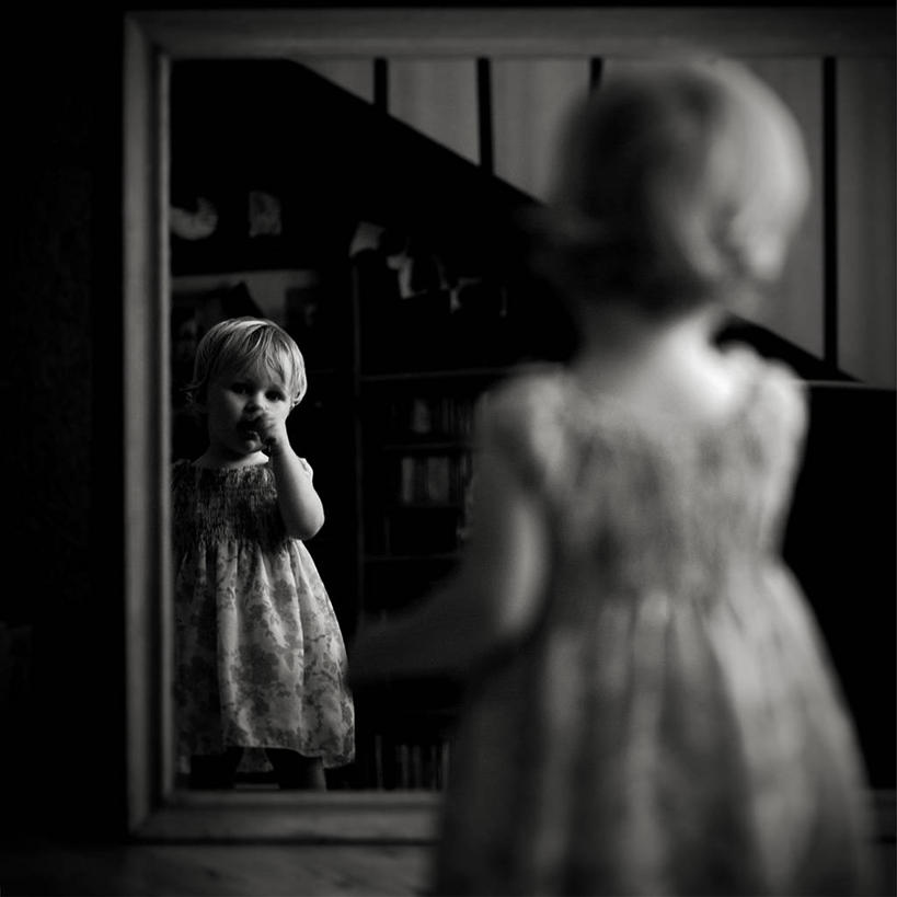 西方人,婴儿,儿童,站,方图,室内,纯洁,镜子,西班牙,欧洲,欧洲人,咬,反射,休闲装,小孩,衣服,思考,可爱,童年,吸,摄影,活泼,咬着,宝宝,纯真,烂漫,无邪,伊比利亚半岛,吮,伶俐,天真,白种人,孩子,半身