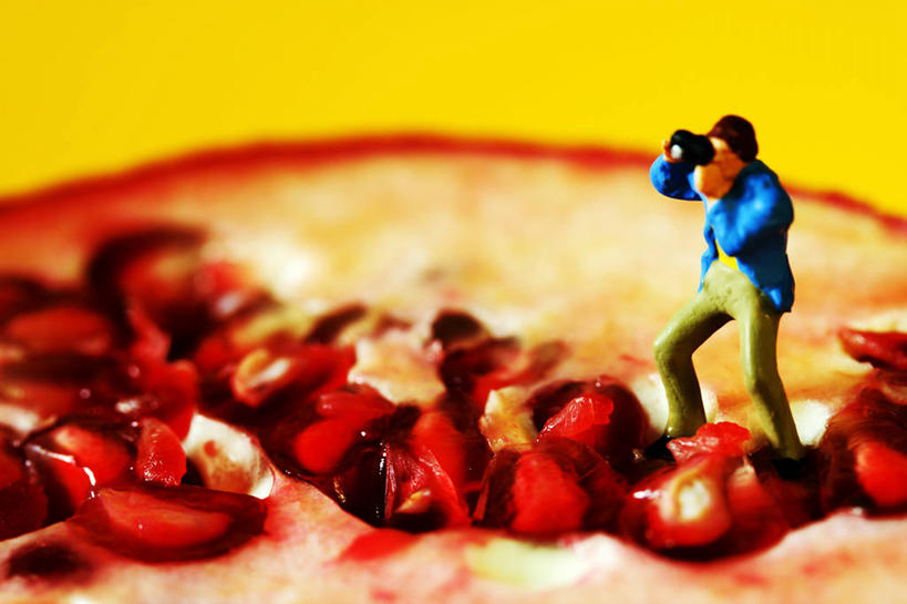 无人,站,横图,室内,特写,石榴,静物,帽子,水果,相机,雕塑,意大利,许多,黄色背景,艺术,装饰,标志,雕刻,雕像,符号,食品,种子,很多,拿着,注视,休闲装,标识,饮食,拍照,衣服,黄色,红色,工艺品,热带水果,观察,看,摄影,观看,纪念,美术,察看,关注,南欧,清新,主题,陈列,健康食物,石榴籽,摄影器材,伦巴第大区,米兰,功能,美学,性别符号,想法,影棚拍摄,男性符号