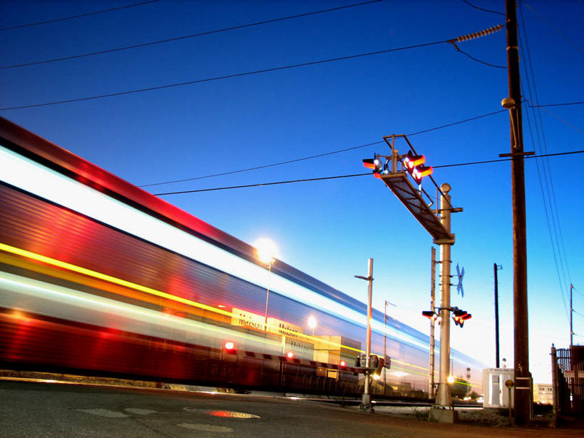 无人,横图,室外,白天,运动模糊,长时间曝光,路,铁路,火车,美国,电缆,轨道,交通,铁轨,天空,运输,摄影,迅速,北美,北美洲,加利福尼亚,美洲,万里无云,奥克兰,北亚美利加洲,亚美利加洲,美利坚合众国,输电塔,电力电缆