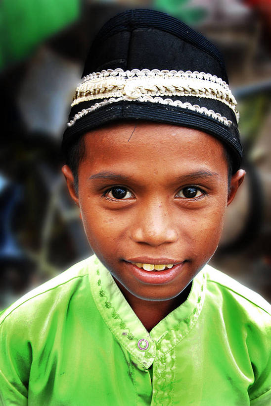 东方人,儿童,脸,头,脸颊,一个人,笑,微笑,露齿笑,竖图,室外,特写,白天,快乐,幸福,纯洁,印度尼西亚,亚洲,仅一个男性,仅一个人,黄种人,肩膀,小孩,衣服,仅一个小孩,可爱,童年,童趣,摄影,肖像,童真,烂漫,无邪,南苏拉威西省,天真,男孩,男人,男性,马来西亚人,亚洲人,孩子,头部,脸部,脸蛋,面部,传统服装,男生,传统文化,望加锡