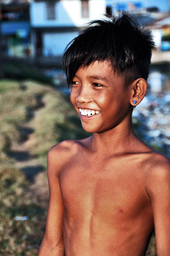 东方人,儿童,脸,头,脸颊,一个人,站,笑,微笑,露齿笑,竖图,室外,特写,白天,快乐,幸福,纯洁,建筑,珠宝,印度尼西亚,亚洲,仅一个男性,仅一个人,乡村,垃圾,黄种人,裸露,刺激,肩膀,小孩,看,仅一个小孩,可爱,乐趣,童年,童趣,摄影,享乐,贫穷,裸,童真,烂漫,无邪,耳饰,南苏拉威西省,天真,男孩,男人,男性,马来西亚人,亚洲人,孩子,头部,脸部,脸蛋,面部,欢乐,男生,望加锡,社会问题