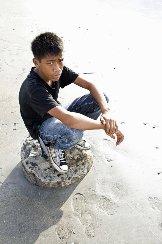 东方人,儿童,一个人,坐,蹲,竖图,俯视,室外,白天,度假,纯洁,印度尼西亚,亚洲,仅一个男性,仅一个人,脚印,沙子,黄种人,小孩,仅一个小孩,思考,放松,可爱,童年,童趣,摄影,肖像,童真,烂漫,无邪,小巽他群岛,天真,男孩,男人,男性,马来西亚人,亚洲人,孩子,海滩,岩石,高角度拍摄,旅行,库塔,男生,巴厘