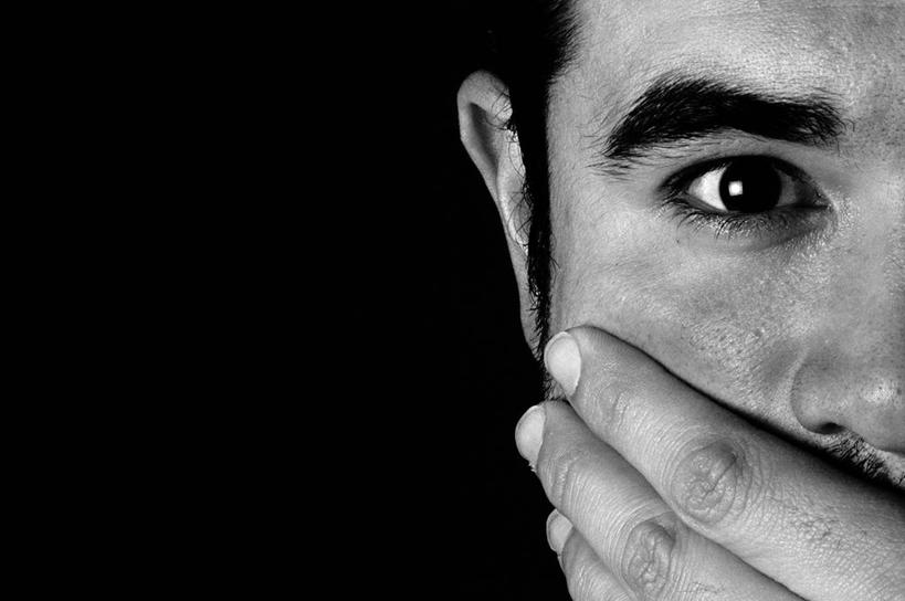 西方人,成年人,中年人,头,一个人,横图,室内,特写,信心,欧洲,欧洲人,仅一个男性,仅一个人,仅一个中年男性,黑色背景,黑色,看,思考,日本人,凝视,遮,遮掩,人体,摄影,部分,掩盖,遮挡,肖像,悉尼,遮盖,澳大拉西亚,掩饰,新南威尔士,男人,男性,中年男性,白种人,头部,影棚拍摄,捂住,独处