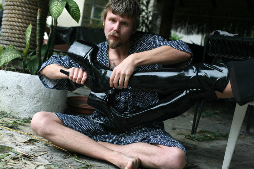 成年人,中年人,胡须,腿,两个人,坐,横图,室内,鞋子,墨西哥,准备,皮革,二郎腿,拿着,靴子,衣服,人体,摄影,生活方式,毛发,拉丁美洲,肖像,四肢,胡子,络腮胡,浴衣