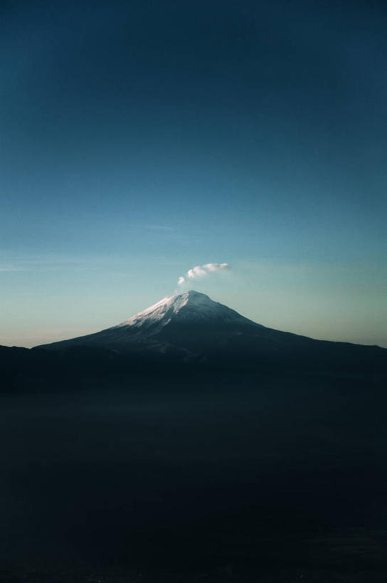 无人,竖图,室外,白天,火山,墨西哥,蒸汽,风景,天空,自然,摄影,环境,拉丁美洲,爆发,万里无云,地质学,波波卡特佩特火山,自然地理,危险,活火山