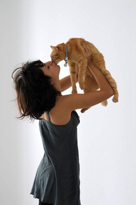 成年人,一个人,竖图,室内,白色背景,侧面,宠物,猫,西班牙,巴塞罗那,仅一个女性,拿着,白色,动物,家畜,摄影,关爱,猫科动物,伊比利亚半岛,亲吻,半身,影棚拍摄,爱,锡切斯,巴塞罗那省