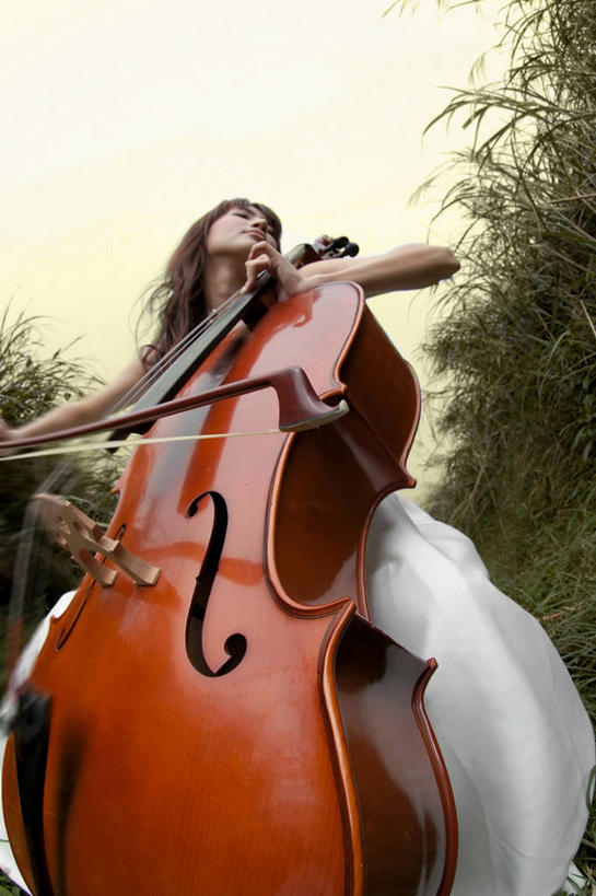 成年人,一个人,竖图,室外,白天,仰视,台湾,仅一个年轻女性,仅一个女性,仅一个人,大提琴,乐器,音乐,拿着,休闲装,草,衣服,摄影,琴弓,专心,近景,东亚,技能,低音提琴,年轻女性,女人,女性,中国人,年轻人,低角度拍摄