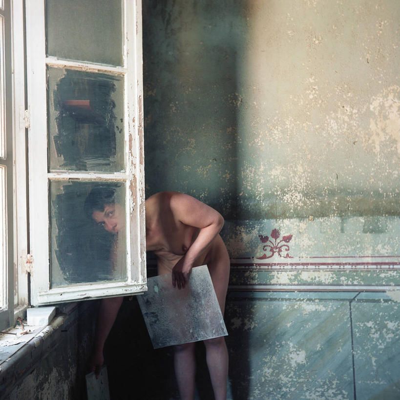 西方人,成年人,中年人,裸体,一个人,站,方图,室内,白天,性感,窗户,希腊,欧洲,欧洲人,仅一个女性,仅一个人,覆盖,弯腰,拿着,仅一个中年女性,摄影,保护,南欧,近景,尤物,女人,女性,中年女性,白种人