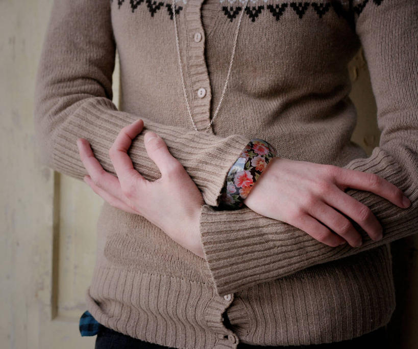 成年人,一个人,站,双手交叉,横图,室内,特写,正面,毛衣,珠宝,斯洛伐克,仅一个女性,热,个性,摄影,手镯,双手抱胸,上装