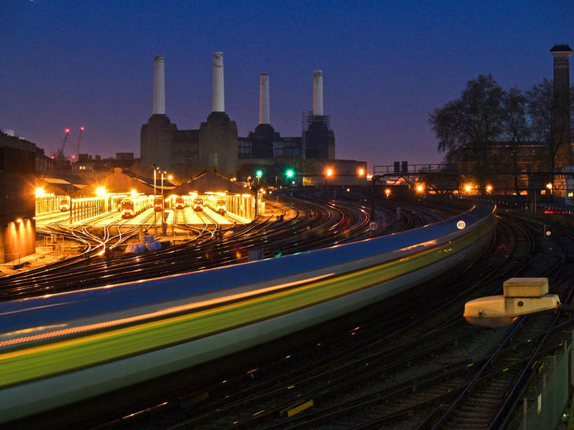 无人,横图,室外,旅途,火车,车站,英国,欧洲,伦敦,站台,光亮,首都,月台,树,天空,点燃,运输,摄影,迅速,照亮,午夜,西欧,北欧,大不列颠,大不列颠及北爱尔兰联合王国,大不列颠及爱尔兰联合王国,雾都,大不列颠王国,大英帝国,联合王国,日不落帝国