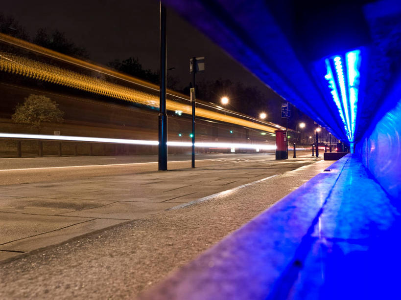 无人,横图,室外,夜晚,运动模糊,长时间曝光,街道,路灯,英国,欧洲,伦敦,传递,信息,人行道,光亮,首都,联系,邮筒,邮箱,联络,邮递,运输,通信,摄影,迅速,照亮,照明设备,西欧,北欧,大不列颠,邮政,大不列颠及北爱尔兰联合王国,大不列颠及爱尔兰联合王国,雾都,大不列颠王国,大英帝国,联合王国,日不落帝国