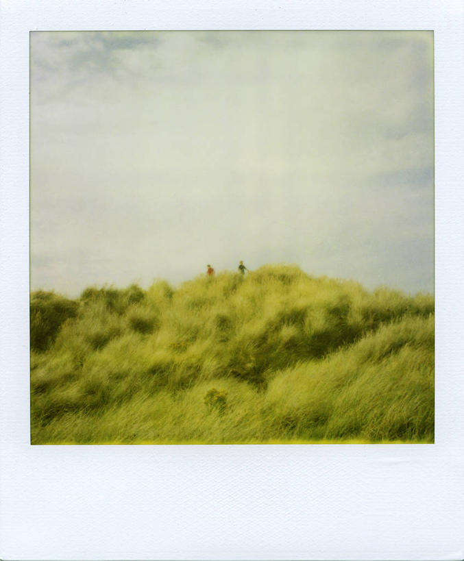 两个人,竖图,室外,白天,旅游,度假,美景,山,英国,朦胧,模糊,地形,景观,云,娱乐,草,天空,自然,享受,休闲,景色,放松,摄影,品牌,环境,自然风光,北欧,柔焦,宝丽莱