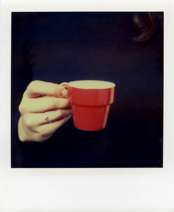 手,一个人,竖图,室内,珠宝,英国,黑色背景,咖啡杯,拿着,饮食,红色,黑色,戒指,人体,摄影,品牌,部分,北欧,影棚拍摄,宝丽莱